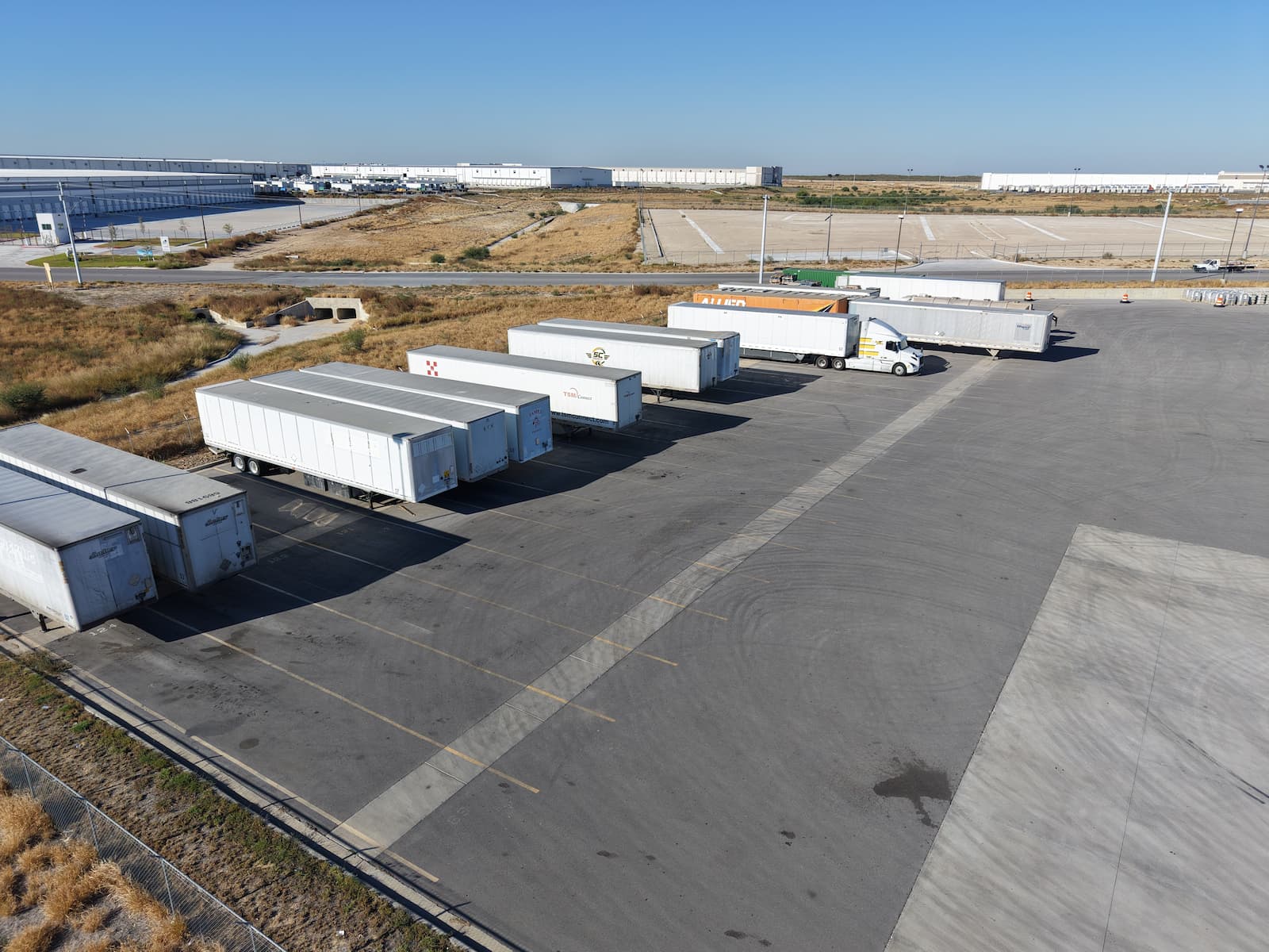 Truck and trailer parking in Laredo, TX